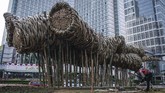 Persiapan Asian Games 2018 diragukan akibat persiapan Pemprov DKI yang dinilai seadanya. Sejumlah akseoris mulai dari mural ala pasukan oranye, bendera dengan tiang bambu, serta waring penangkal bau mendapat kritik dari sebagian warga. (ANTARA FOTO/Aprillio Akbar/aww/18)