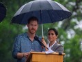 Romantisme Pangeran Harry-Meghan Markle di Bawah Payung