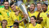 Para penggawa timnas Brasil meluapkan kegembiraan berpose dengan trofi Superclasico di King Abdullah Sport City. (REUTERS/Waleed Ali TPX IMAGES OF THE DAY)