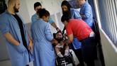 Padahal, sebelumnya Gabriela berencana untuk menyelesaikan sekolahnya. Namun, mimpi itu harus sirna karena dia harus menghabiskan waktunya untuk merawat Ana. (REUTERS/Ueslei Marcelino)
