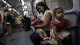 Di timur laut Brasil, ada sekitar 30 wanita terkena virus Zika saat mengandung. Kebanyakan dari mereka ditinggalkan suami dan terpaksa harus merawat sang bayi seorang diri. (REUTERS/Ueslei Marcelino)