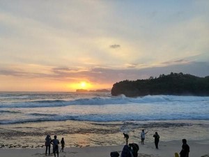 Pantai Srau di Pacitan, Wisata Pasir Putih dengan Panorama Samudra Hindia