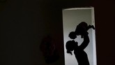 Kini, beberapa kerabat dan keluarga membantunya mengasuh Ana secara bergantian. Dengan begitu, Gabriela bisa mengikuti kursus terapi, menggapai impiannya. (REUTERS/Ueslei Marcelino)