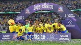 Penyelenggara pertandingan di Jeddah menyiapkan panggung selebrasi seusai laga bertajuk Superclasico. Para pemain Brasil merayakan kemenangan seperti tim juara Piala Dunia. (REUTERS/Waleed Ali)