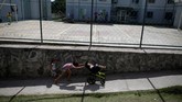 Mereka 'terpaksa' melepaskan impian lantaran harus merawat sang anak selama 24 jam sehari. Tak jarang juga di antara mereka yang mencari kenyamanan di antara ibu-ibu senasib. (REUTERS/Ueslei Marcelino)