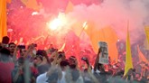 Tak ketinggalan, suporter juga merayakan kegembiraan dengan menyalakan flare atau asap suar di tribune penonton. (REUTERS/Waleed Ali)