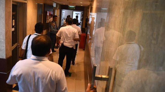 Polisi Sisir Gedung DPR yang Menghadap Lapangan Tembak