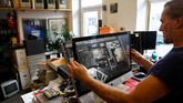 Pendapatan yang terus menurun membuat Borsky tak lagi mampu membayar sewa gudang untuk menyimpan koleksi komputer Apple miliknya. (REUTERS/Leonhard Foeger)