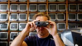 Roland Borsky, mekanik asal Austria kini dikenal salah satu kolektor yang memiliki komputer lawas Apple paling banyak di dunia. (REUTERS/Leonhard Foeger)
