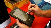 Sejumlah monitor kini dalam kondisi berdebu dan telah dipindahkan dari gudang pribadi miliknya di luar kota Vienna. (REUTERS/Leonhard Foeger)