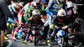 Pebalap Reale Avintia Racing Xavier Simeon (kanan) dan Hafizh Syahrin (tengah) jelang balapan motor mini yang merupakan salah satu kegiatan promosi jelang MotoGP Jepang. REUTERS/Toru Hanai