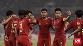 Para pemain Timnas Indonesia U-19 menjamu Taiwan pada laga pertama Grup A Piala Asia U-19 2018 di Stadion Utama Gelora Bung Karno, Jakarta, Kamis (18/10). (CNN Indonesia/Hesti Rika)