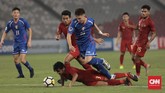 Timnas Taiwan U-19 hanya butuh waktu dua menit untuk menyamakan kedudukan melalui Wang Chung Yu yang menerima umpan silang Will Donkin (biru). (CNN Indonesia/Hesti Rika)