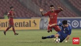 Penyerang Timnas Indonesia U-19 Todd Rivaldo Ferre berusaha melewati salah satu pemain Taiwan. Pemain Persipura Jayapura itu belum mampu tampil maksimal bersama tim Garuda Nusantara. (CNN Indonesia/Hesti Rika)