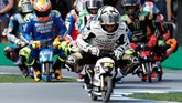 Pebalap Angel Nieto Team Alvaro Bautista (depan) memimpin balapan motor mini di Motegi. (REUTERS/Toru Hanai)