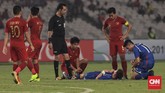 Pemain Timnas Indonesia U-19 Muhamad Luthfi Kamal membantu salah satu pemain Taiwan yang mengalami kram di lapangan. (CNN Indonesia/Hesti Rika)