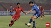 Bek Timnas Indonesia U-19 Asnawi Mangkualam berusaha merebut bola dari kaki pemain Taiwan. Skor imbang tanpa gol bertahan hingga akhir babak pertama. (CNN Indonesia/Hesti Rika)