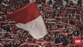 Meski tidak banyak, suporter Timnas Indonesia U-19 tetap berusaha memberikan dukungan yang maksimal di Stadion Utama Gelora Bung Karno. (CNN Indonesia/Hesti Rika)