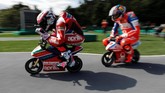 Pebalap Aprilia Racing Team Gresini Aleix Espargaro (kiri) bersaing ketat dengan pebalap Alma Pramac Racing Jack Miller. (REUTERS/Toru Hanai)