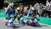 Pebalap Reale Avintia Racing Xavier Simeon (kiri), Suzuki Alex Rins (tengah) dan Marc VdS Thomas Luthi bersaing ketat pada balapan motor mini. (REUTERS/Toru Hanai)