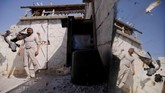 Abu Nimr, 36 tahun, berdiri dekat burung-burung merpatinya di kamp Palestina Yarmouk, di Damaskus, Suriah. (REUTERS/Omar Sanadiki)