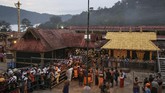 Bagi umat Hindu, wanita yang sedang menstruasi dianggap sedang dalam keadaan tidak suci. Sehingga di beberapa tempat melarang wanita berusia subur untuk masuk ke kuil mereka. (REUTERS/Sivaram V)