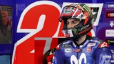 Pebalap Movistar Yamaha Maverick Vinales berada di garasi. Total hanya 16 pebalap yang mencatatkan waktu pada latihan bebas kedua MotoGP Jepang 2018. (REUTERS/Toru Hanai)