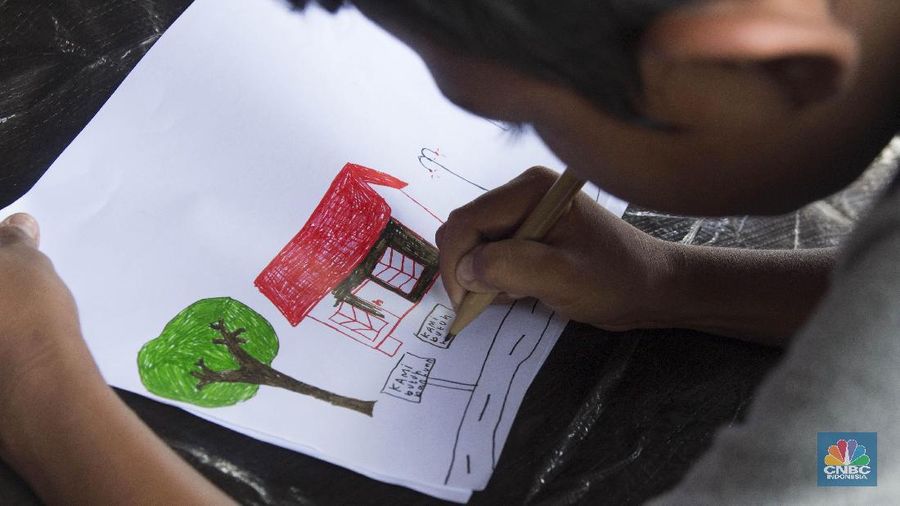 Salah satu kegiatan yang mereka lakukan adalah menggambar.