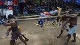 Selama ratusan tahun kuil Dewa Ayyapa di Sabarimala, India melarang perempuan yang sudah memasuki usia haid untuk memasuki kuil. (Photo by ARUN SANKAR / AFP)