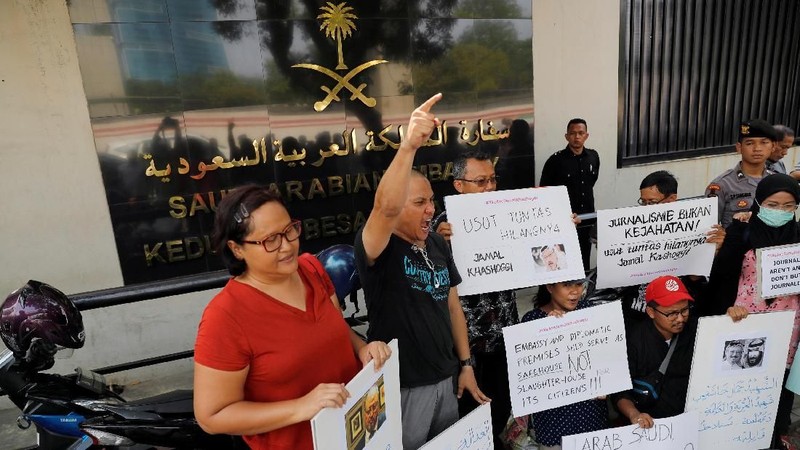 Mereka memprotes dan menyesalkan kasus dugaan pembunuhan yang menimpa jurnalis sekaligus kritikus Arab Saudi Jamal Khashoggi.