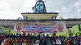 Kelompok Hindu yang membela aturan kuil menyebut bahwa pelarangan itu penting karena Dewa Ayyappan yang dipuja di kuil itu dianggap menjalani hidup selibat abadi. (Photo by ARUN SANKAR / AFP)