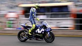 Pebalap Movistar Yamaha Valentino Rossi memperbaiki kostum jelang masuk trek Sirkuit Motegi pada latihan bebas kedua MotoGP Jepang. Rossi hanya berada di posisi ke-14 di FP2. (REUTERS/Toru Hanai)