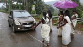 Mereka melakukan pencegahan di jalan-jalan dan pintu masuk kuil untuk mengecek apakah ada wanita yang tak sesuai ketentuan untuk akan masuk kuil. (REUTERS/Sivaram V)