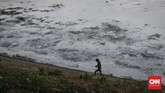Buih busa dan bau menyengat di Kali Bekasi telah terjadi sejak delapan tahun terakhir. (CNN Indonesia/Adhi Wicaksono)
