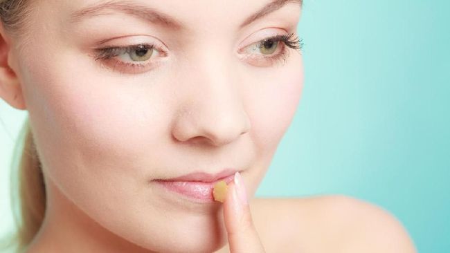 Bahaya di Balik Kebiasaan Oles Lip Balm dengan Jari