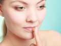 Bahaya di Balik Kebiasaan Oles Lip Balm dengan Jari