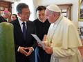 Moon Sampaikan Undangan Kim Jong-un ke Paus Fransiskus