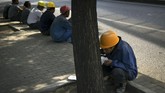 Melihat ada risiko, Gubernur Bank Sentral China Yi Gang mengaku masih akan melihat sisi lain untuk melakukan penyesuaian suku bunga dan tingkat bank yang akan dijadikan cadangan. (Photo by WANG Zhao / AFP).