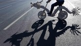 Di Tieling, Provinsi Liaoning, China, Sun Chao menunggangi sepeda berbentuk naga yang ia bikin sendiri menggunakan batang eskrim. (REUTERS/Stringer)