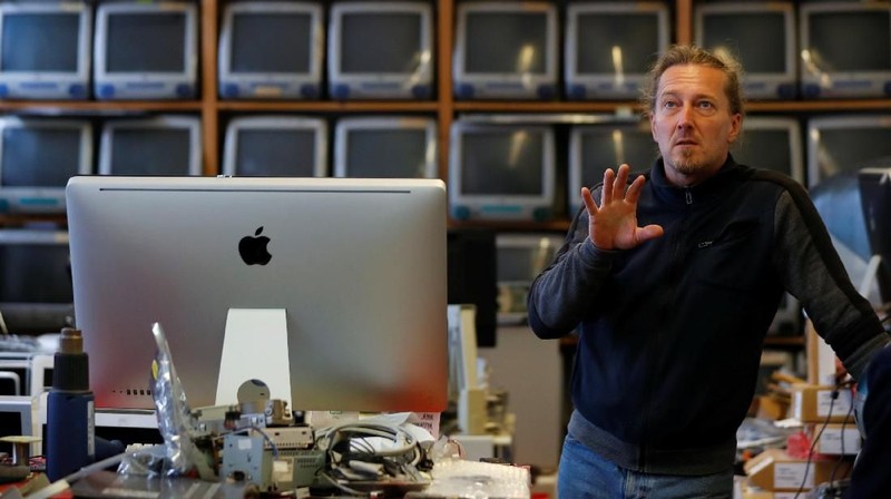 Roland Borsky seorang ahli reparasi komputer Austria ini mengumpulkan gadget Apple tua terbanyak sedunia.