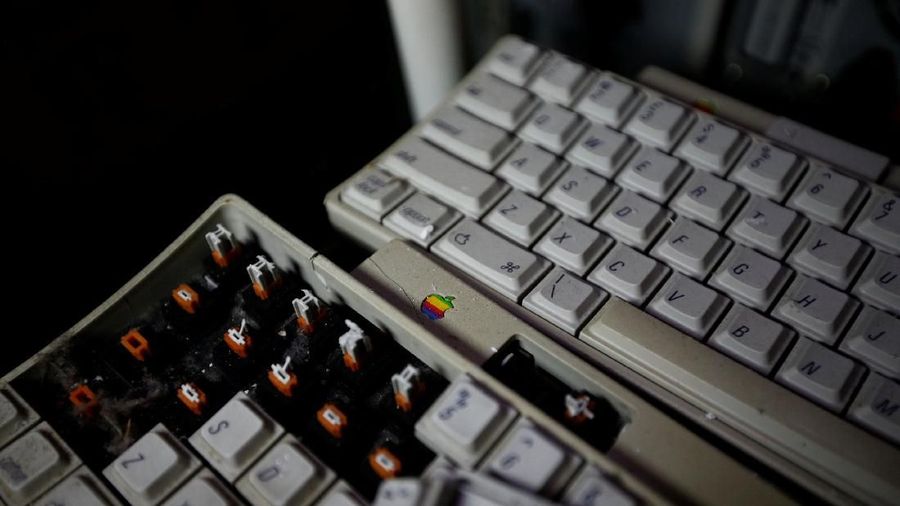 Roland Borsky seorang ahli reparasi komputer Austria ini mengumpulkan gadget Apple tua terbanyak sedunia.
