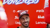 Pebalap Ducati Andrea Dovizioso tidak mengikuti FP2 MotoGP Jepang dan menghabiskan waktu di garasi. Meski begitu Dovizioso tetap menjadi yang tercepat pada hari pertama dengan catatan waktu 1 menit 45,358 detik. (REUTERS/Toru Hanai)