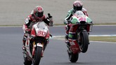 Pebalap tuan rumah yang memperkuat LCR Honda Takaaki Nakagami (kiri) dan pebalap Aprilia Racing Team Gresini Aleix Espargaro menyapa penonton di Sirkuit Motegi usai latihan bebas pertama. (REUTERS/Toru Hanai)