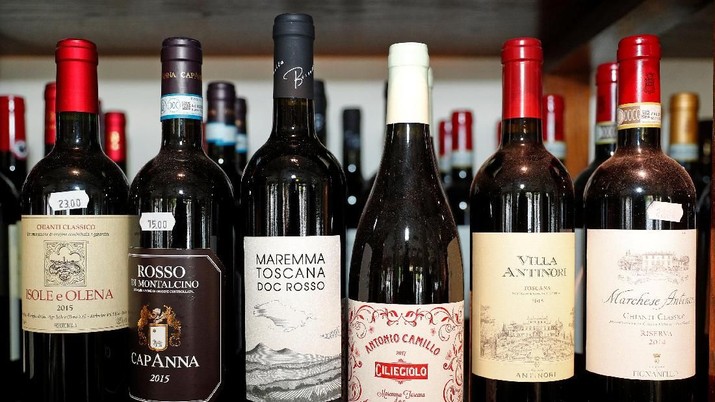 Wine bottles are seen in a wine shop in Rome, Italy October 15, 2018.  REUTERS/Max Rossi