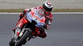 Pebalap Ducati Jorge Lorenzo mengikuti latihan bebas pertama MotoGP Jepang 2018. Lorenzo hanya bertahan lima menit di atas trek sebelum memutuskan mundur dari MotoGP Jepang karena cedera kaki yang belum pulih. (REUTERS/Toru Hanai)