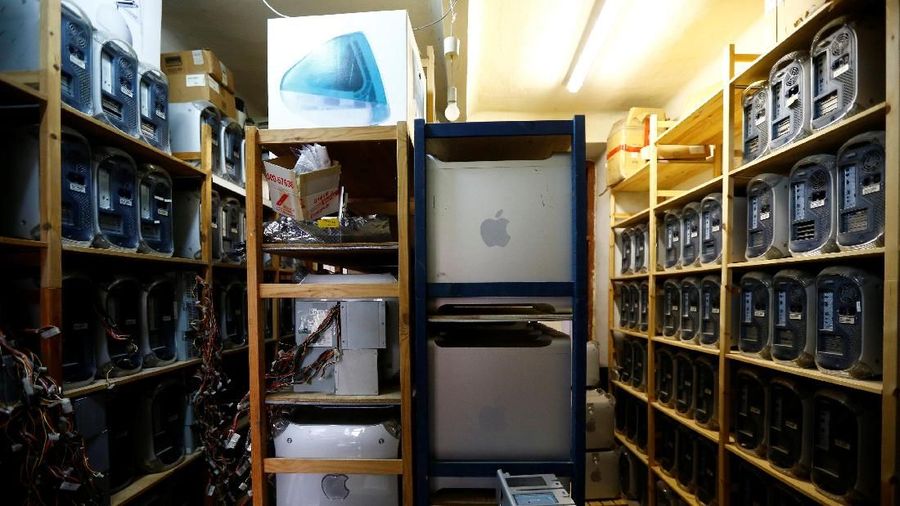 Roland Borsky seorang ahli reparasi komputer Austria ini mengumpulkan gadget Apple tua terbanyak sedunia.