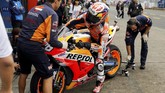 Rekan setim Marc Marquez di Repsol Honda, Dani Pedrosa, menjadi yang tercepat pada latihan bebas kedua MotoGP Jepang 2018. (REUTERS/Toru Hanai)