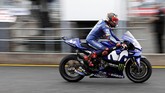 Pebalap Movistar Yamaha Maverick Vinales memasuki area balap Sirkuit Motegi saat mengikuti latihan bebas pertama MotoGP Jepang. Vinales berada di posisi lima pada FP1. (REUTERS/Toru Hanai)