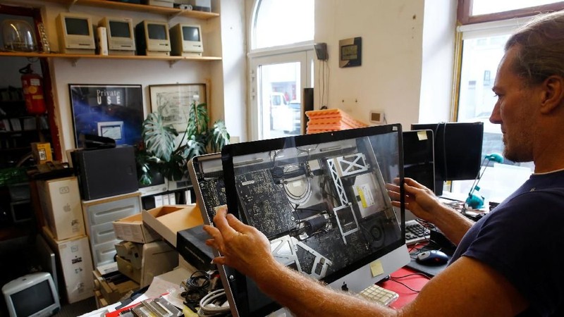 Roland Borsky seorang ahli reparasi komputer Austria ini mengumpulkan gadget Apple tua terbanyak sedunia.
