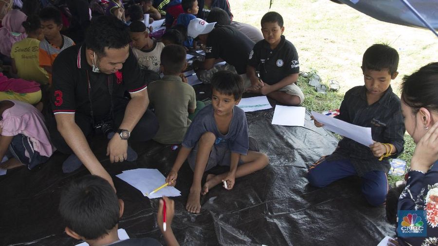 Salah satu kegiatan yang mereka lakukan adalah menggambar.